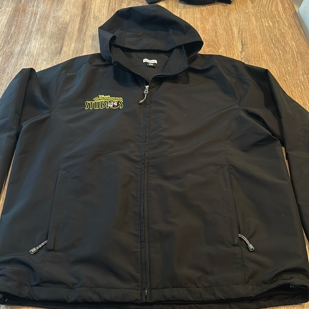 🏰DISNEY WORLD HOLLYWOOD STUDIOS CAST MEMBER WINDBREAKER JACKET PROP
LARGE